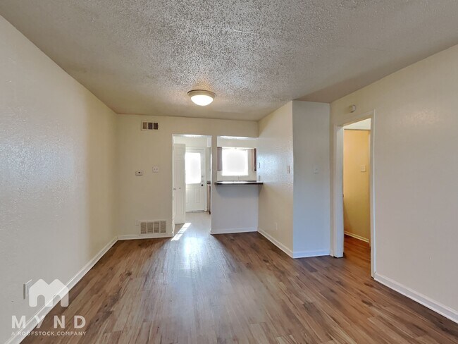 Photo - 2806 Wimbledon Ct Unit B