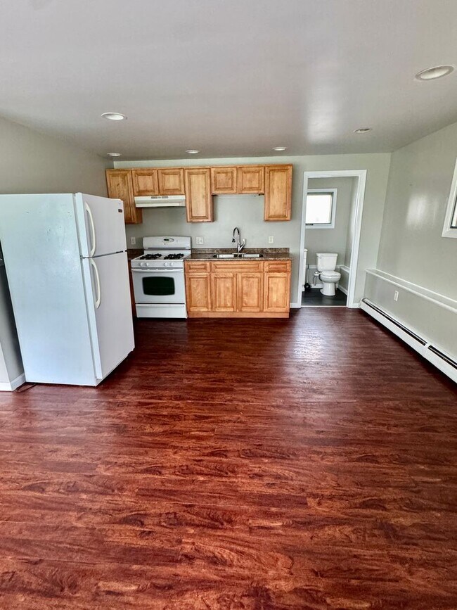 208-210 1/2 Hartwell