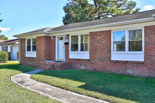 Photo - 3 BDRM / 2.5 BATH with FENCED BACKYARD - WINDSOR WOODS!