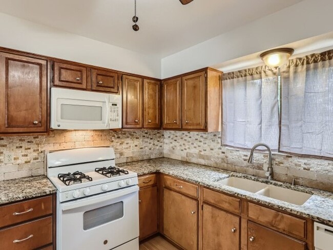 Photo - SPACIOUS HOME!!