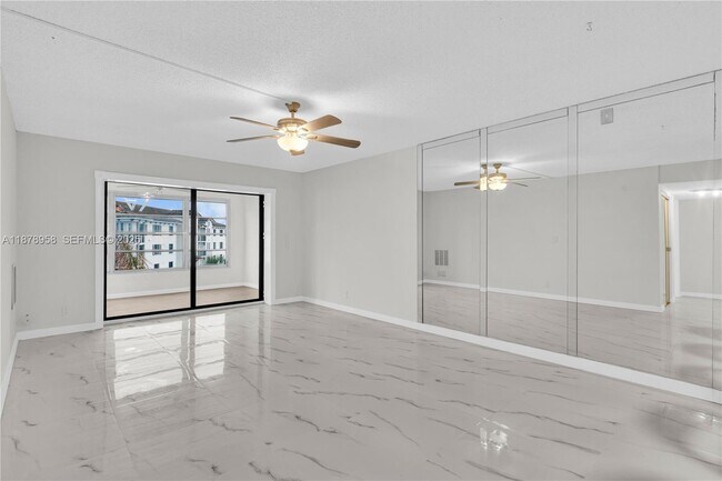 Building Photo - 9355 SW 8th St Unit 425