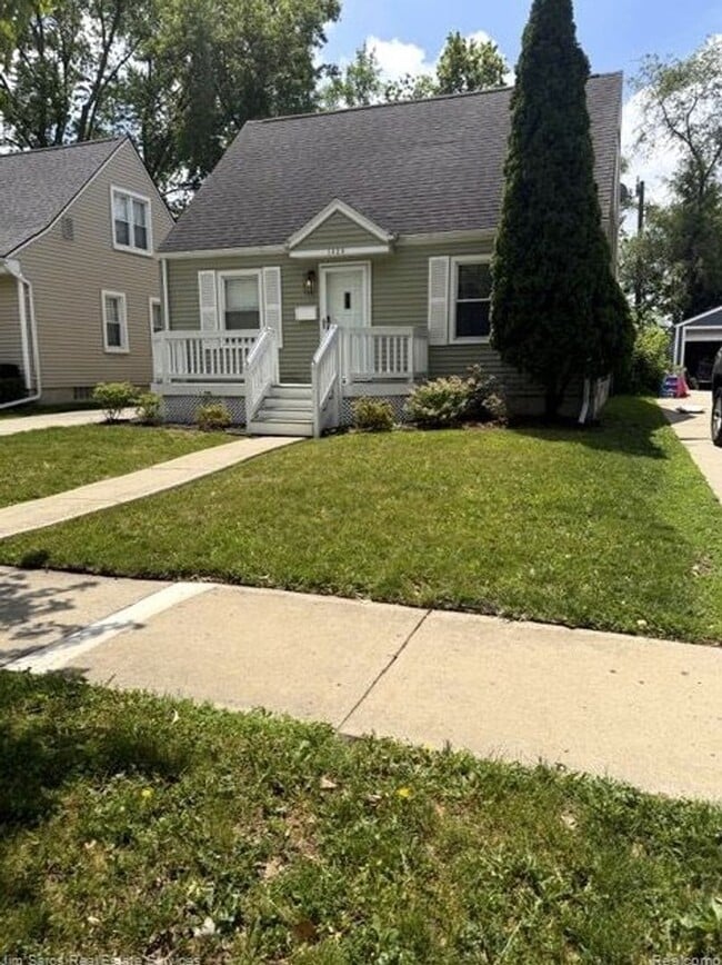 Photo - 1424 Chapin Ave