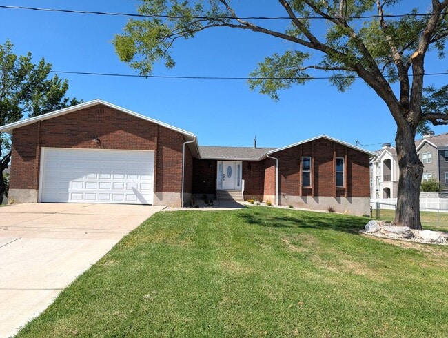 August Rent FREE! Renovated 5-Bed Home + O... - August Rent FREE! Renovated 5-Bed Home + O...
