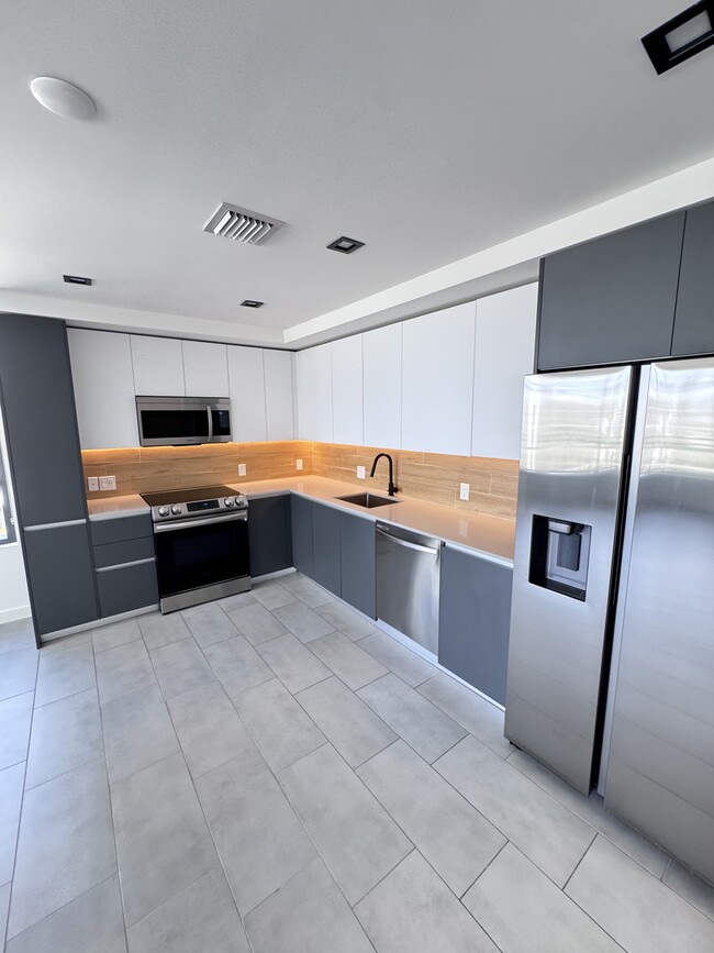 KITCHEN - 510 NE 34th St Unit A5
