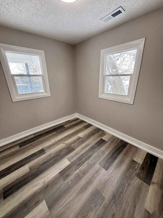 Photo - 207 W Broadway St