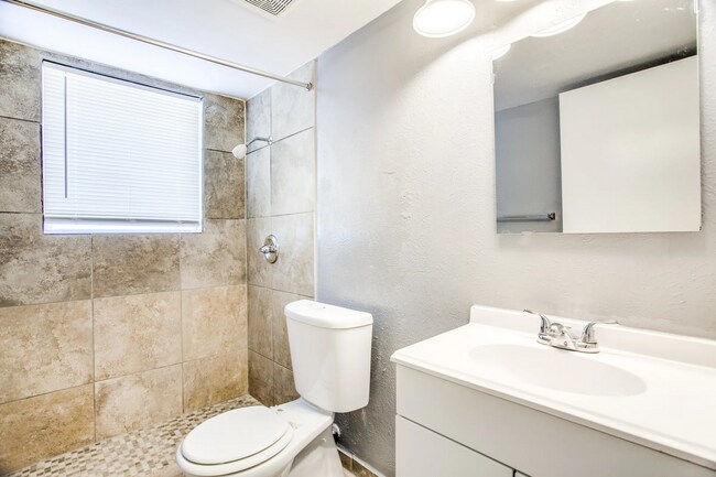 Grand Manor Apartments Bathroom