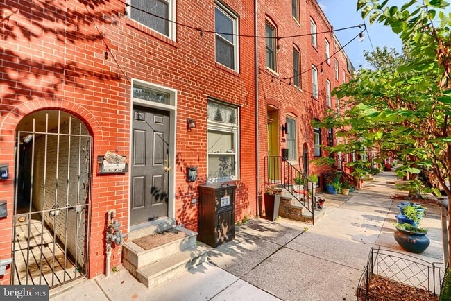 Building Photo - 229 S Ann St Unit APT. B