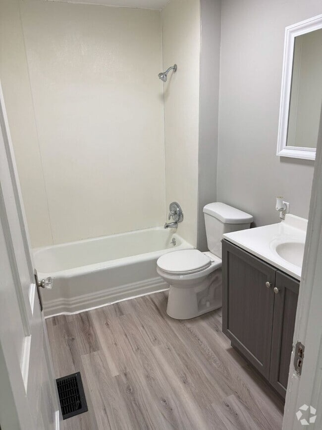 Building Photo - 3 bedroom, 1 bath remodeled home