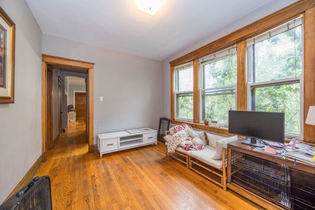 Photo - 2019 N Damen Ave