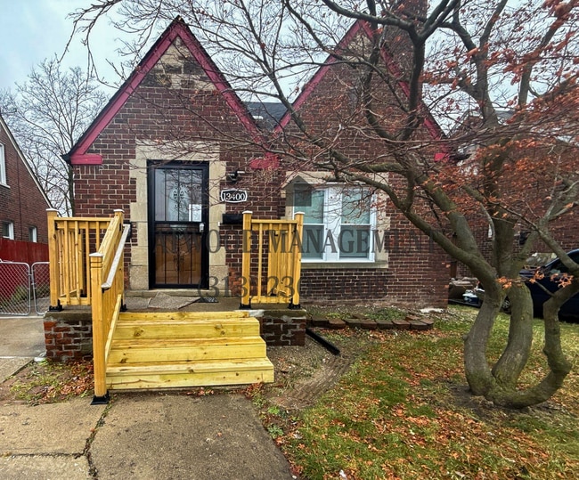 Building Photo - This beautifully updated 3-bedroom, 1.5-bath single-family home is ready for move-in!