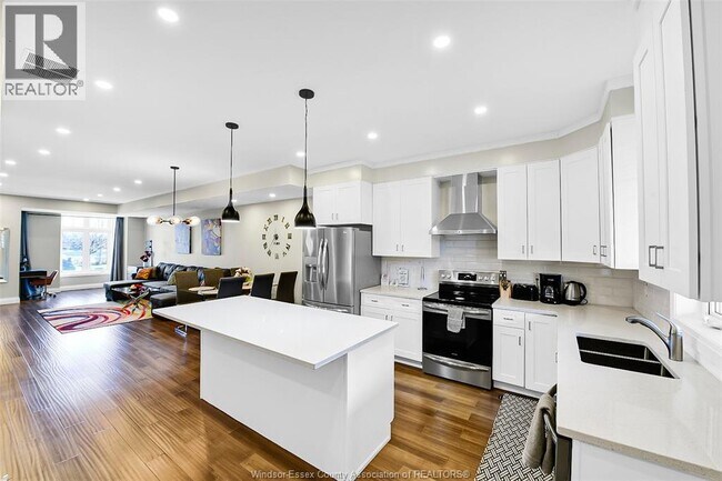 Photo - 955 Walker Rd