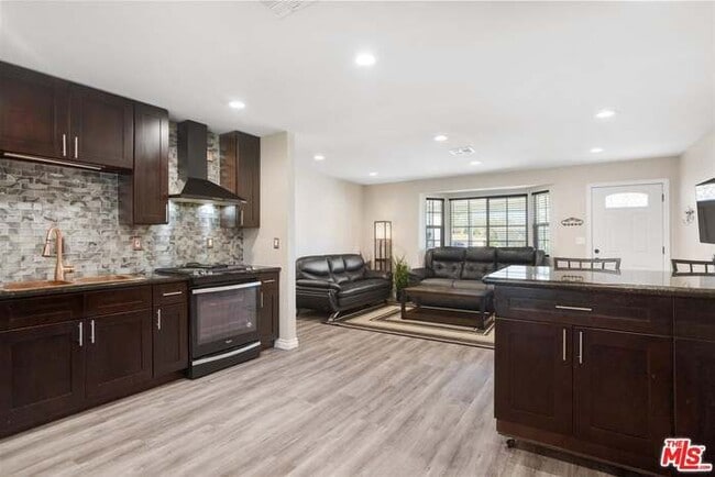 Building Photo - 213 S Ventura Pl Rental