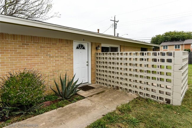Building Photo - 8005 Pinedale Cove