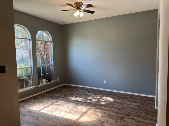 Photo - 1988 Helmoken Falls Dr