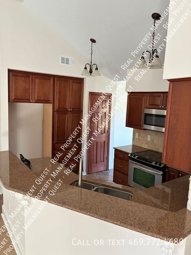 Photo - 814 Meandering Way