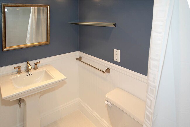 Photo - Large 2br/2ba - All utilities included in rent Unit 113