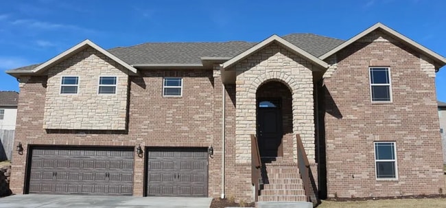 Building Photo - Fenced in 4 bedroom home with Second Living Space