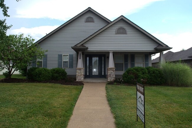 Building Photo - Large 2 Bed 2 Bath House With Lawncare Provided!