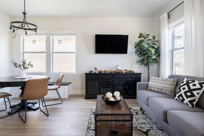 156 W Laurel Ct