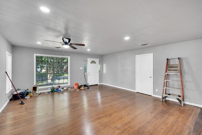 Photo - 772 Fernwood St