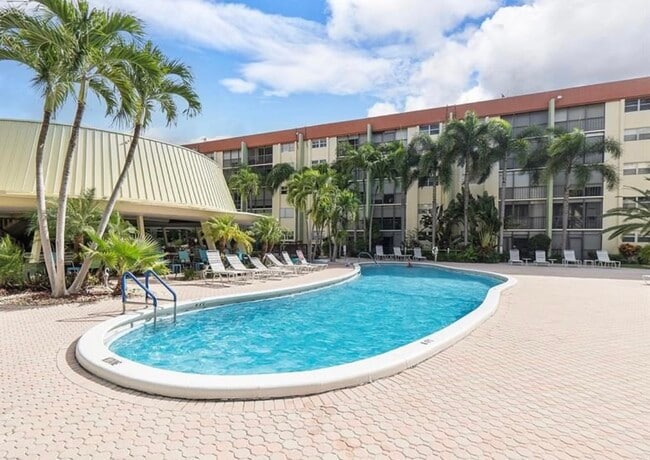 Building Photo - 5300 NE 24th Ter Unit 313