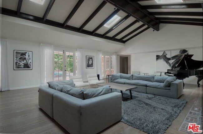 1121 N Beverly Dr