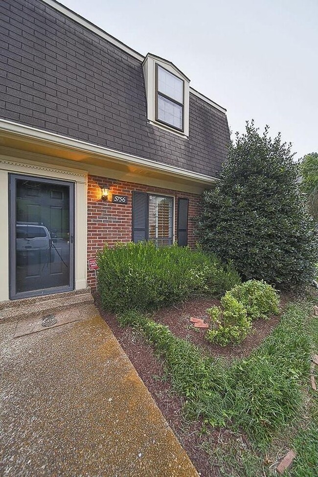 Great 2BA/2.5 BE Brentwood End Unit Townhome! - Great 2BA/2.5 BE Brentwood End Unit Townhome!