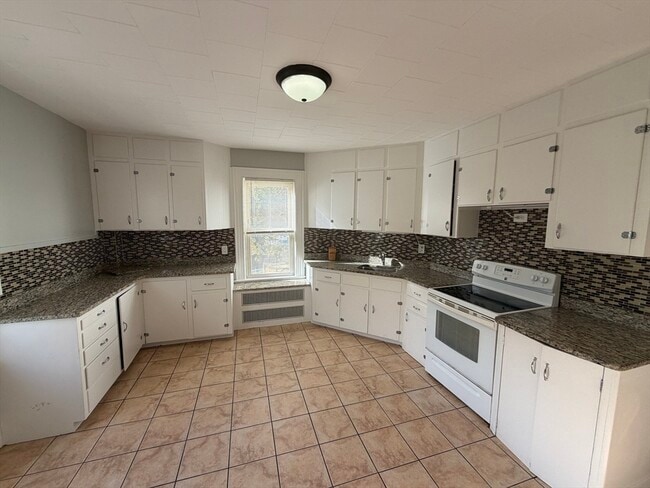 Building Photo - 148 George St Unit 2