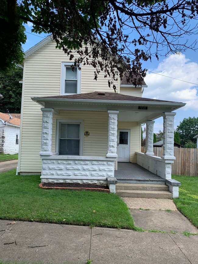 Building Photo - 3 bedrooms & 1 bath Colonial home