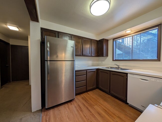 Building Photo - Great 2 Bedroom, 1-Bath Condo Near Eugene Country Club!