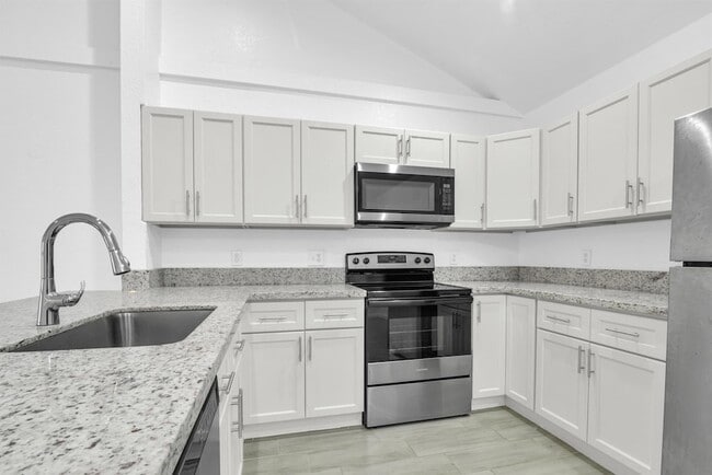 Photo - 13910 Folkestone Cir Casa