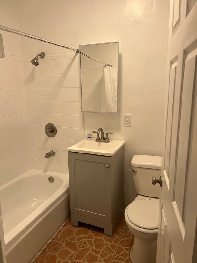 1624 1/2 W 50th St Unidad Back unit