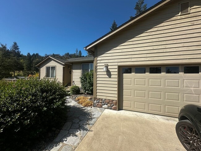 Building Photo - Nice 3 bedroom 2 bath home with den/media ...