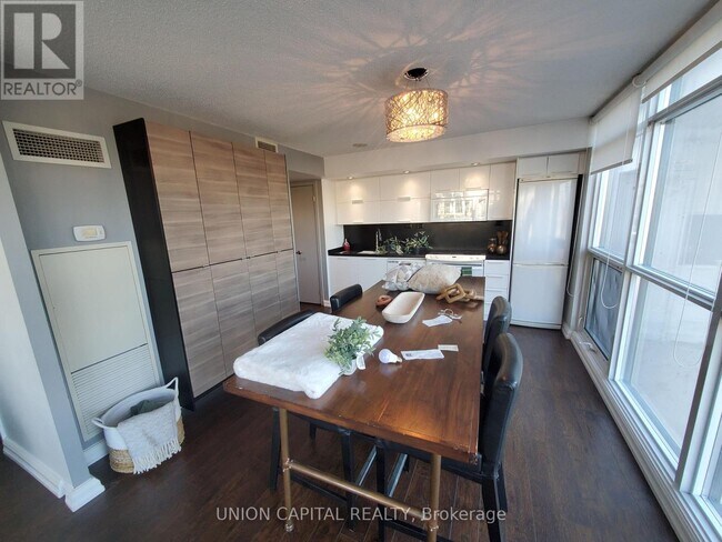 Photo - 25 Capreol Ct Unité 607