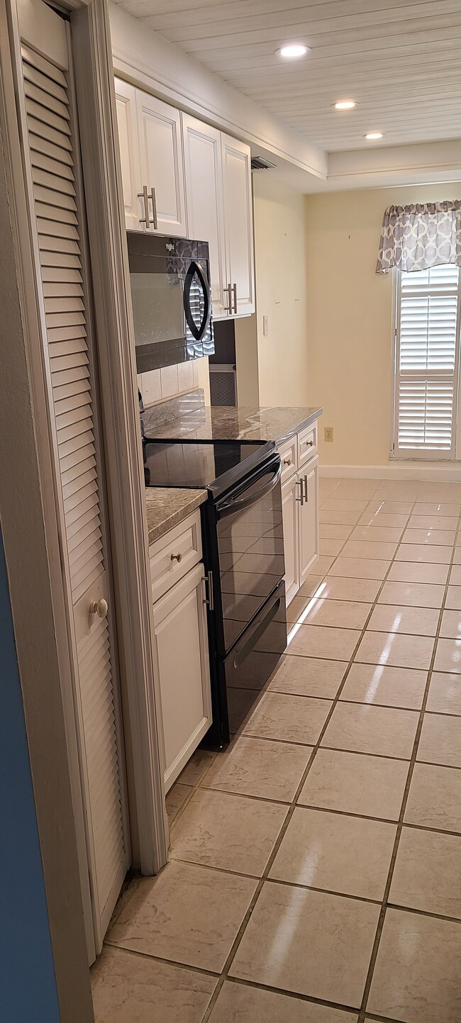 Cocina1 - 2800 Cove Cay Dr Unidad 6B