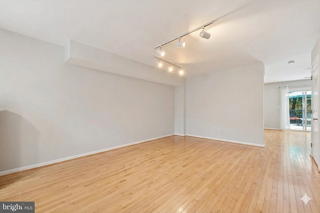Photo - 606 Coates Ln