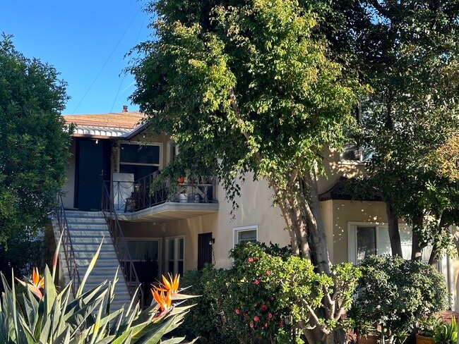 upstairs 4-plex - 5216 1/2 Agnes Ave Unit 5216.5