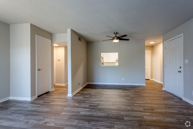 2BR, 2BA - 963 SF