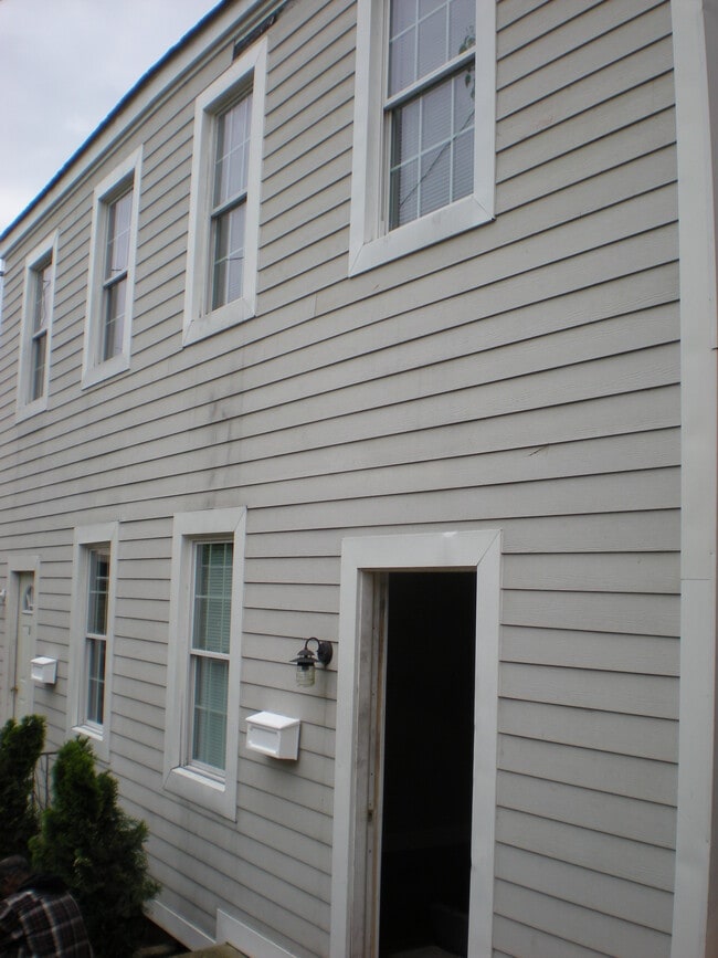 Building Photo - 208 Kearsarge St Rental