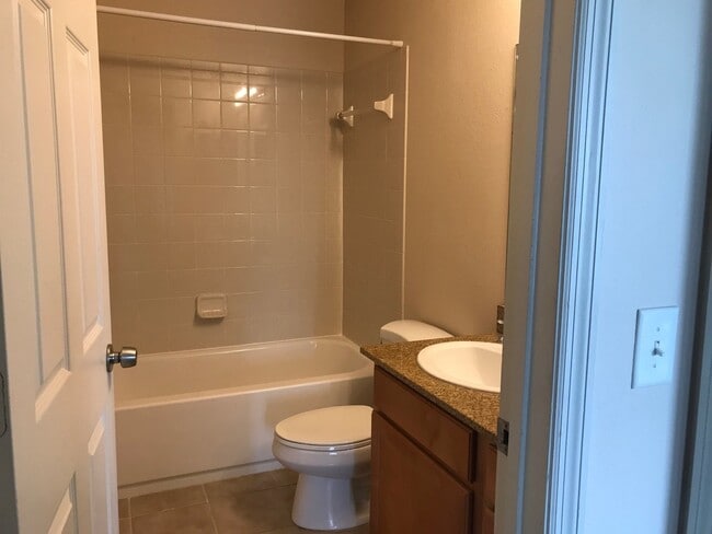 Building Photo - Conveniently located 2/2. Rental