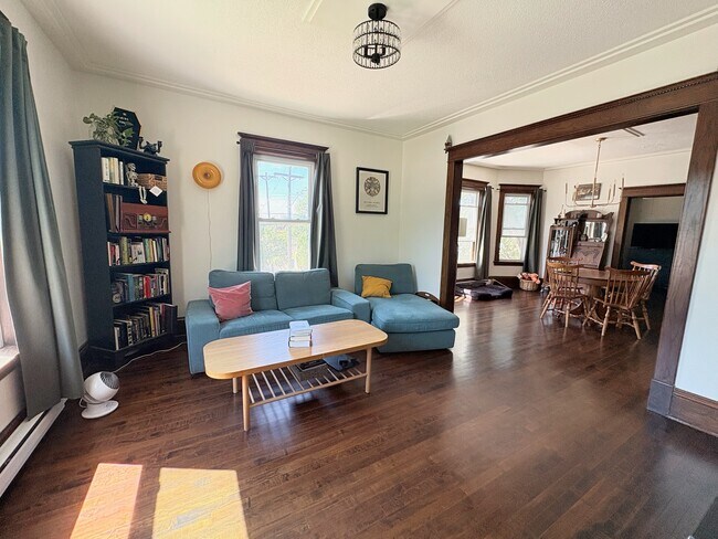 Living Room - 2900 NE Tyler St Unit 2