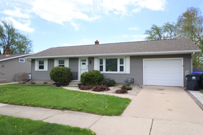 Photo - Charming 3 Bedroom Neenah Home with fenced yard