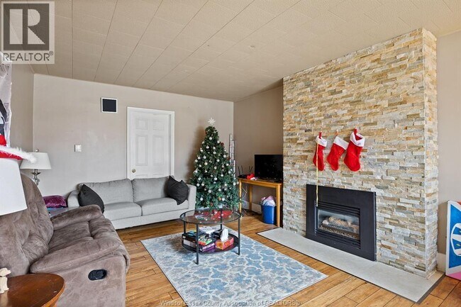 Photo - 554 Askin Ave