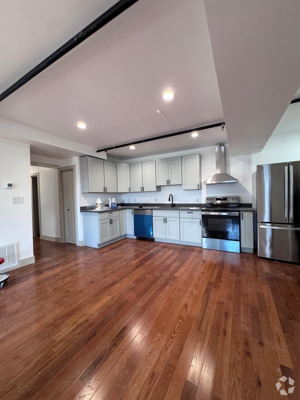 Building Photo - 2 Charles St Rental