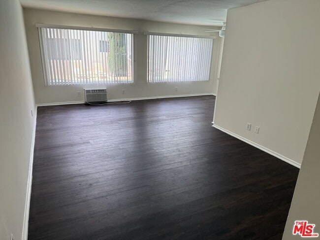 Photo - 18600 Burbank Blvd Unidad 107
