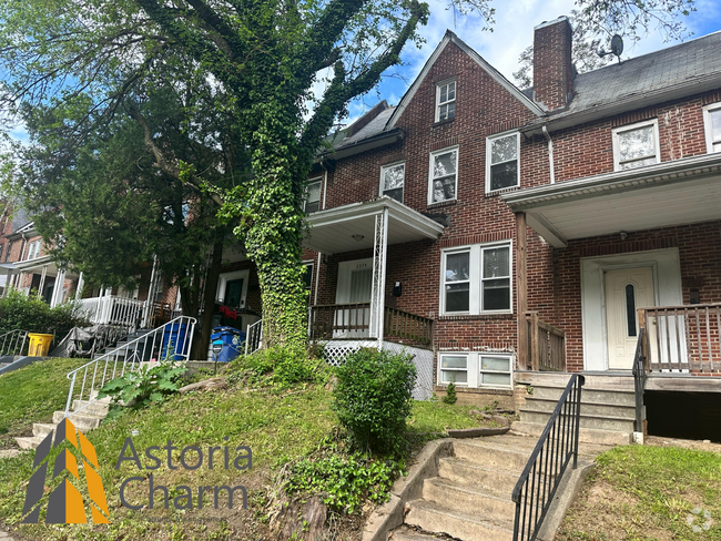 Building Photo - 4 bedroom 1 bath or 3 bedroom + den AVAILA... Rental