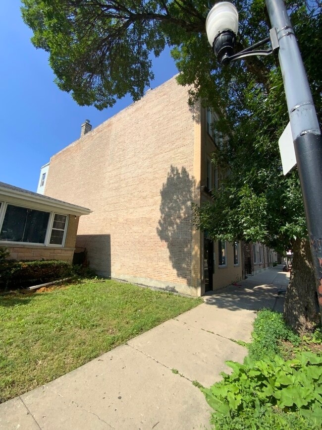 5511 W Diversey Ave