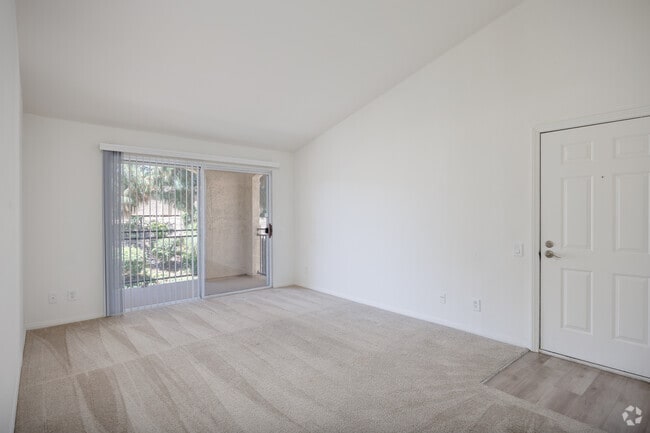 2BR, 2BA - 925SF - Living Room - Central Park