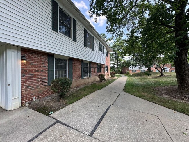 Building Photo - 7025 Carriage Hill Dr Unit #101