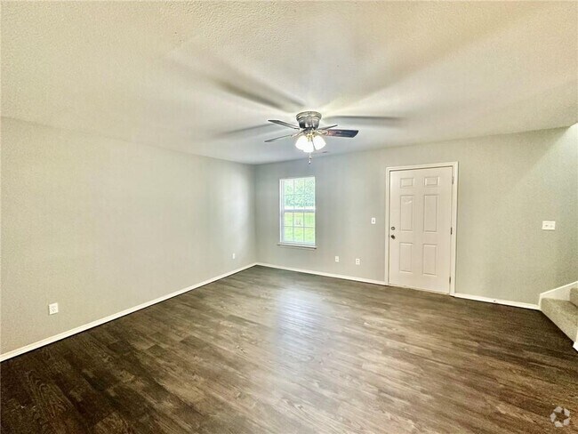 Building Photo - 1460 W Jct St Rental